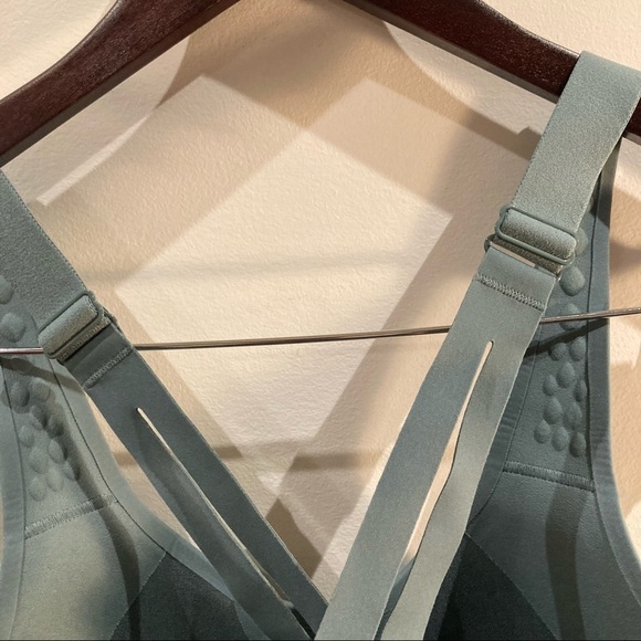 LULULEMON Sz 32D Running High Impact Padded  Vent Laser Cut Outs New w/ Pull tag - Picture 8 of 9